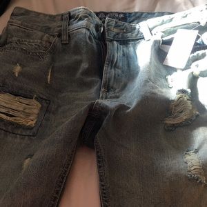 Men’s distressed ripped jeans